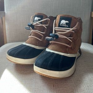 Sorel Waterproof boot. Toggle tie.